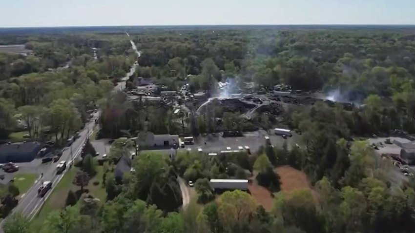 “Muy cerca de la casa”; preocupación entre vecinos cercanos al fuego en planta de reciclaje