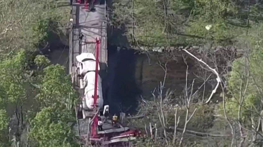 Colapsa pequeño puente tras paso de camión de carga