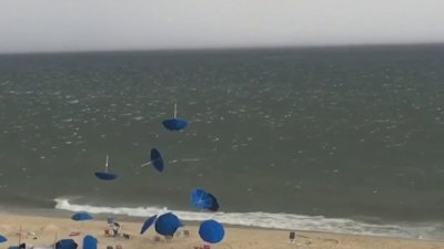 Buscan prevenir accidentes por sombrillas en la playa