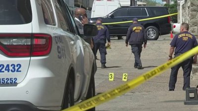 Mujer muere y hombre está en tratamiento tras tiroteo a plena luz