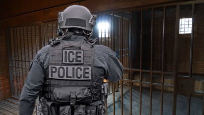 Castigan a hispanos con cárcel por regresar tras deportaciones