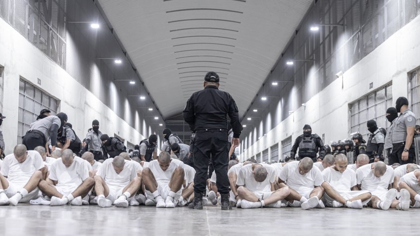 Qué es CECOT, la polémica megaprisión de El Salvador