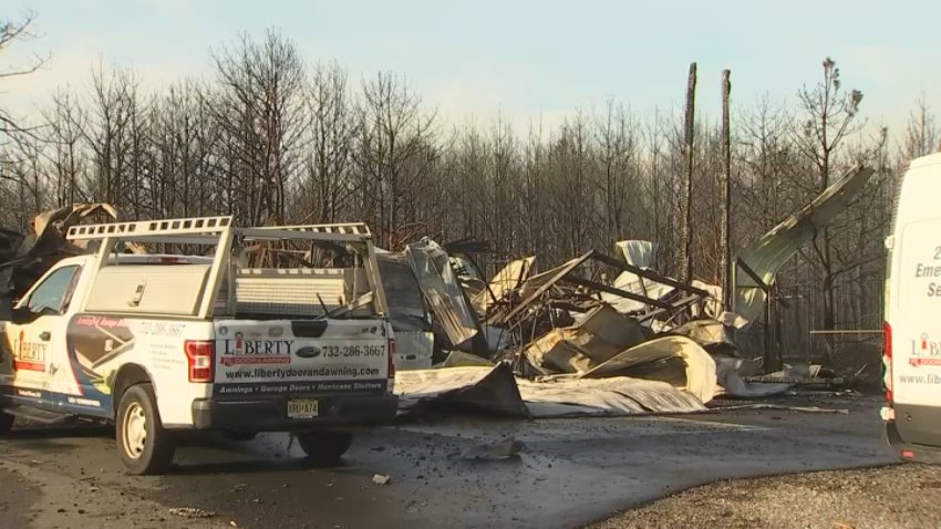 Negocio de puertas y piezas se viene abajo por fuego forestal Jones Road