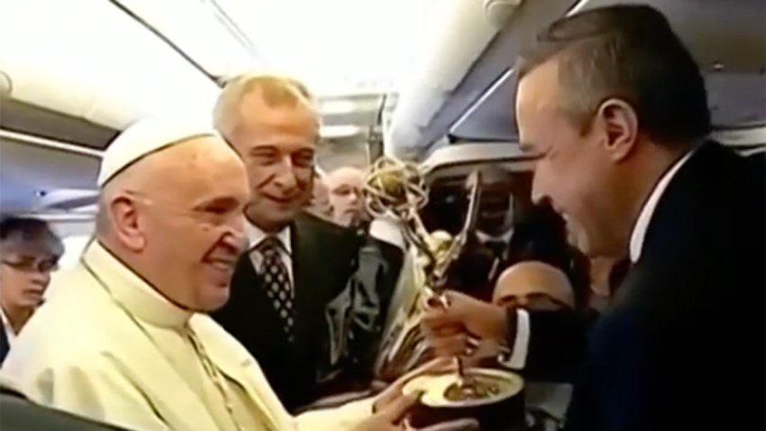 Obsequio de Telemundo al papa Francisco en viaje de Roma a Cuba