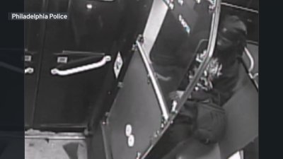 Autoridades van tras la pista de sospechoso enmascarado que le disparó a hombre al bajar de un autobús en Philly