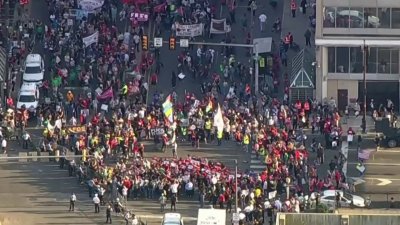 Manifestantes forman un círculo en medio de una calle de Filadelfia por May Day