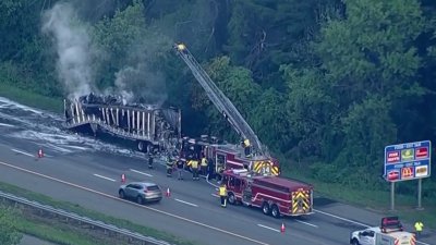 Camión con remolque estalla en llamas en I-295