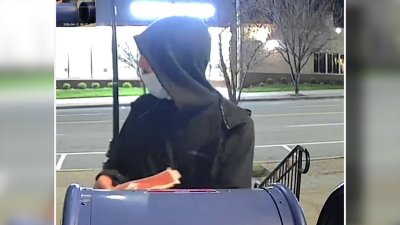 En video: hombre roba buzón de correo con un hilo