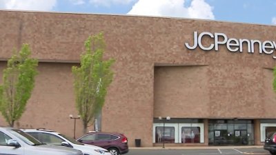Arrestan a hombre por exhibirse ante joven de 15 años en el baño de una tienda