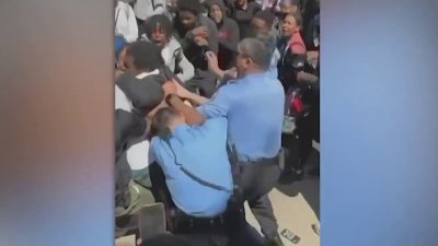 Oficial herido de bala está hablando y texteando
