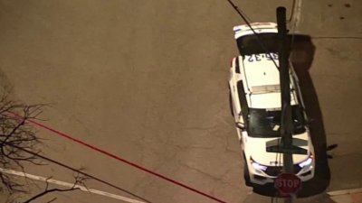 Balean a mujer y hombre desde auto en movimiento