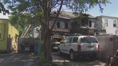 Familias, entre ellos hispanos, se quedan sin hogar tras voraz incendio en Trenton, NJ