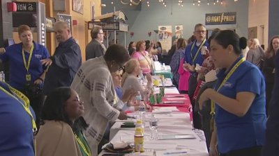 Extrabajadores de Crozer Health asisten a una feria de empleo tras cierre de hospitales