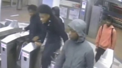 Buscan identificar 5 sospechosos de atacar a adulto mayor en Filadelfia