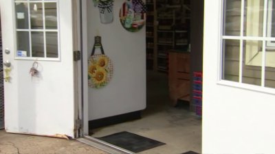 Dueños de restaurante realizan labores de limpieza tras inundación