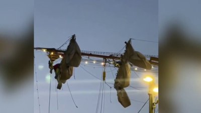 Familias mexicanas esperan los cuerpos de los cadetes en accidente de navío
