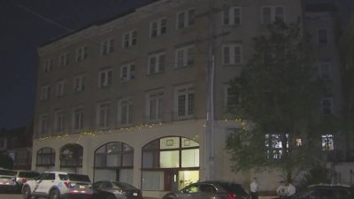 Hombre fallece en el hospital tras tiroteo en un complejo de apartamentos