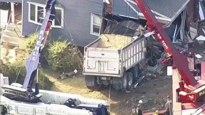 Intentan ayudar a persona quien perdió la casa en accidente de camión