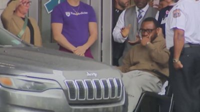Lágrimas y vítores tras la salida del hospital de un oficial herido de bala