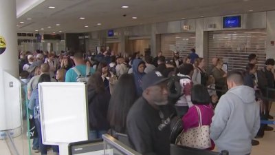 Filas y mucho tráfico de personas en el aeropuerto de Filadelfia