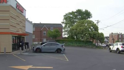 Confusa muerte a bala de hombre detrás de tienda Dunkin