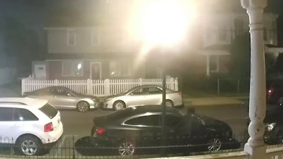 Policía difunde video de dos sospechosos aparentemente intentado robar autos