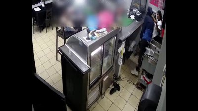 En video: violento robo en restaurante con niños de testigo