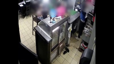 En video: violento robo en restaurante a madre e hijitos
