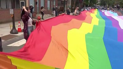 Ondean gigantesca bandera del Orgullo Gay por las calles de Philly