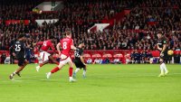 NOTTINGHAM, INGLATERRA – 02 DE NOVIEMBRE: Ola Aina del Nottingham Forest marca el tercer gol de su equipo durante el partido de la Premier League entre el Nottingham Forest FC y el West Ham United FC en el City Ground el 02 de noviembre de 2024 en Nottingham, Inglaterra. (Foto de Marc Atkins/Getty Images)