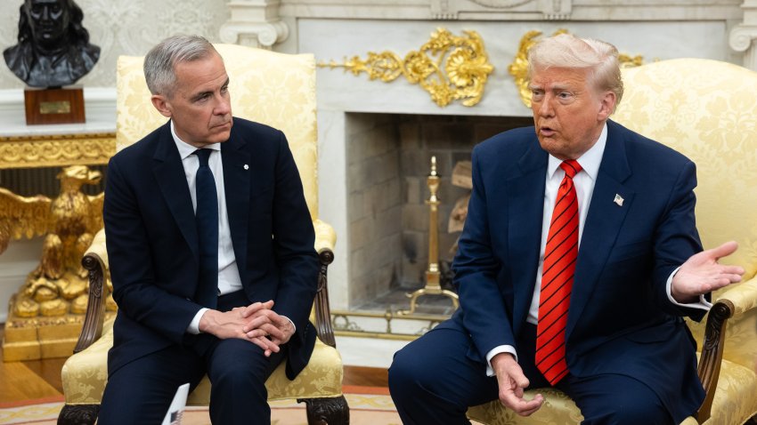 El presidente de Estados Unidos, Donald Trump (derecha), y Mark Carney, primer ministro de Canadá, durante una reunión en la Oficina Oval de la Casa Blanca