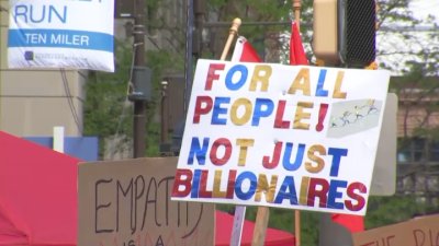 Llevan en alto sus pancartas con un mensaje claro en apoyo a May Day