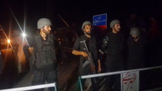 Soldados pakistaníes hacen guardia cerca de donde ocurrió un ataque de India, en Muzaffarabad, este martes 7 de mayo.