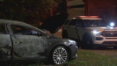 Rescatan dos personas tras accidente con auto incendiado