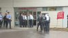 Sale del hospital oficial herido de bala disolviendo reyerta de jóvenes