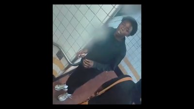 En video: pandilla de jóvenes ataca a golpes para robar