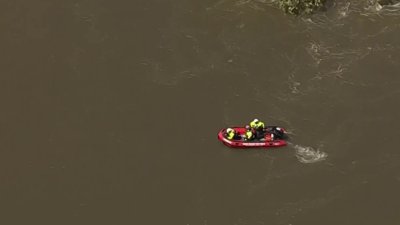 Equipo de rescate recupera el cuerpo de un navegante en el río Schuylkill