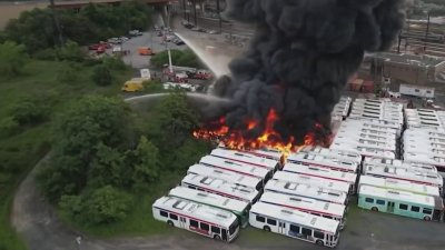 T62 Al Momento: fuertes llamas consumen lote de autobuses de SEPTA en Philly
