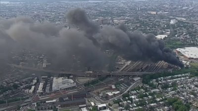 Humo negro del incendio en lote de SEPTA genera preocupación entre vecinos cercanos