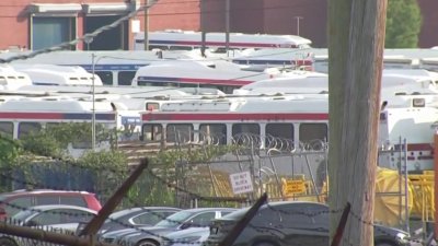 Logran controlar incendio en cementerio de autobuses de SEPTA
