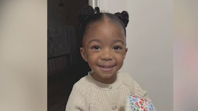 Madre enfrenta cargos por la muerte de su propia hija de tres años