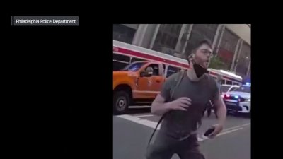 Buscan manifestante quien lanzó cono a policía
