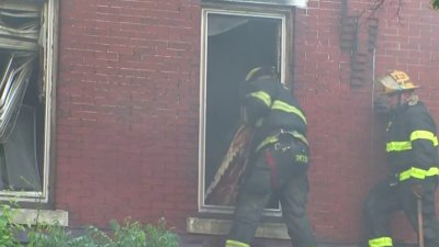 Aplacan llamas de una hilera de casas en Filadelfia