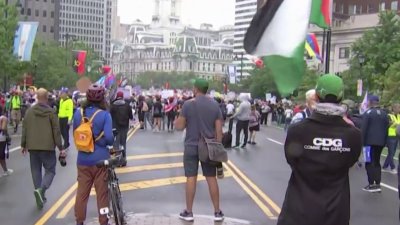 Manifestantes salen a las calles de Filadelfia y se desplazan hacia el Museo de Arte por ‘No Kings Day’