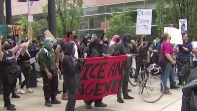 Manifestantes llegan hasta las oficinas de ICE en Filadelfia