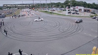 En video: Impresionantes imágenes de desorden con autos y fuegos artificiales