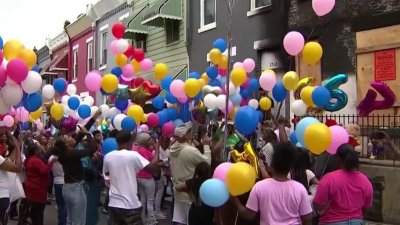 Lanzan globos en honor de madre e hijitos muertos en incendio