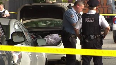 Mujer herida de bala en la cabeza muy cerca de su carro