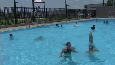 Piscinas públicas reabren en Filadelfia para enfrentar la ola de calor
