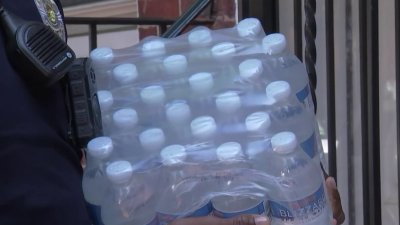 Oficiales entregan suministros para que la comunidad pueda combatir el calor en Camden